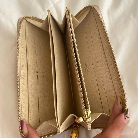 Louis Vuitton | 2007 Damier Azur Pattern Zippy Wallet - Picture 5 of 13